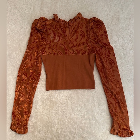 Beautiful detailed top - Picture 1 of 5